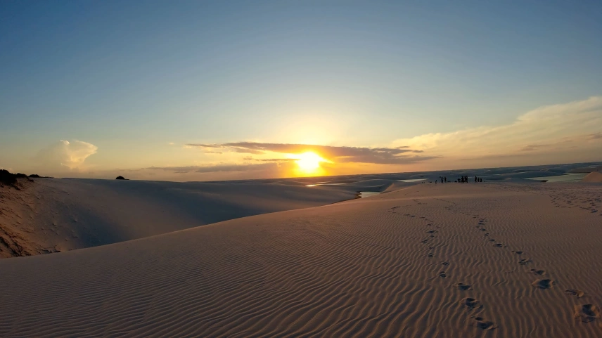 Dunas de areia no fim de tarde, durante o pôr do sol