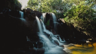 Vista de cachoeira média, com vários pontos de queda dágua na Chapada dos Guimarães
