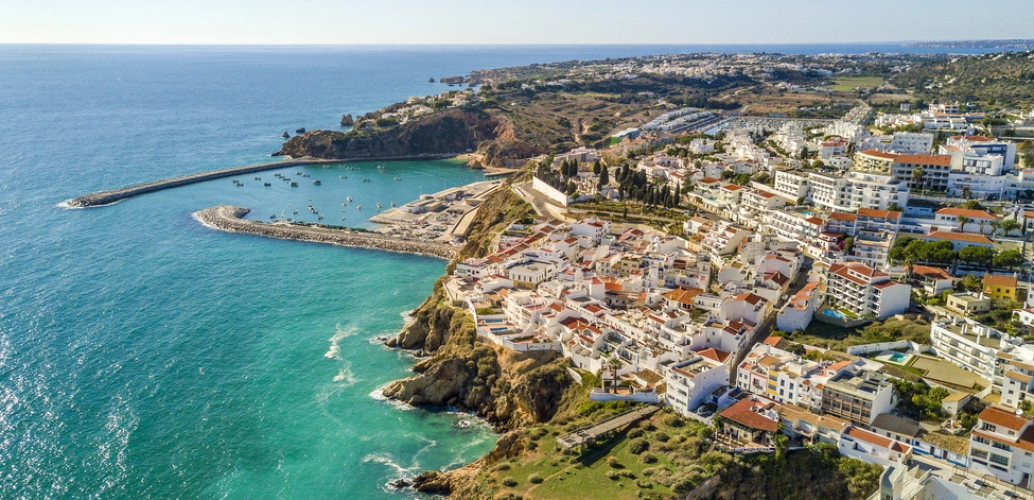 Vista aérea do mar, falésias e cidade em Albufeira, na região de Algarve, Portugal