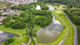 Vista aérea de parque arborizado e com alguns lagos