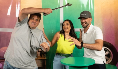 Alexandre Badolato, Belle Fonseca e Rodrigo Leme posam simulando uma disputa.