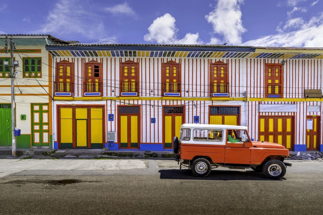 Vista frontal de ruas com construções típicas e coloridas na Colômbia
