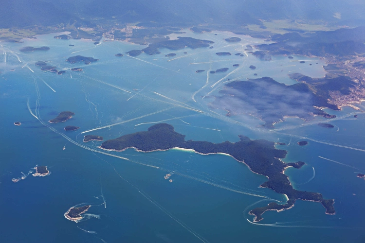 Vista de grande conjunto de ilhas sobre mar azul