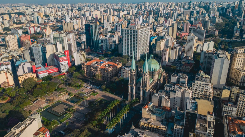 Vista aérea da Praça da Sé em São Paulo. Entre a infinidade de prédios modernos, destaca-se a Catedral Metropolitana, em estilo neogótico