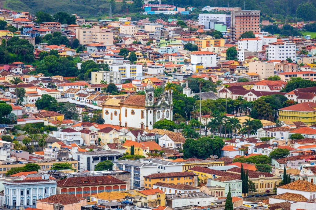 Vista aérea de São João del Rei, uma cidade histórica em Minas Gerais. No centro da imagem, destaca-se uma igreja em estilo barroco